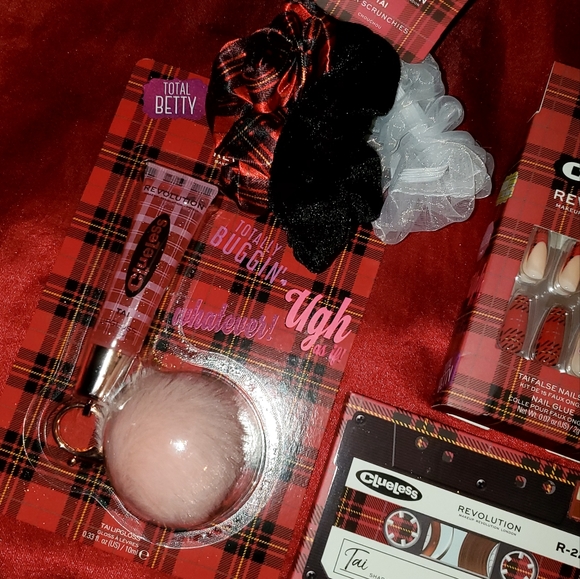 Makeup Revolution Clueless Tai Makeup Bundle - Picture 2 of 3